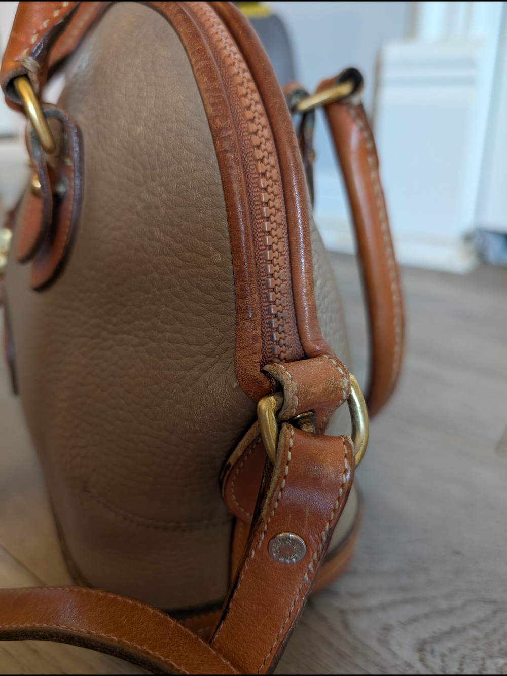 ✨ Vintage Dooney & Bourke Taupe and Brown Pebble Leather Dome Satchel - Picture 13 of 16